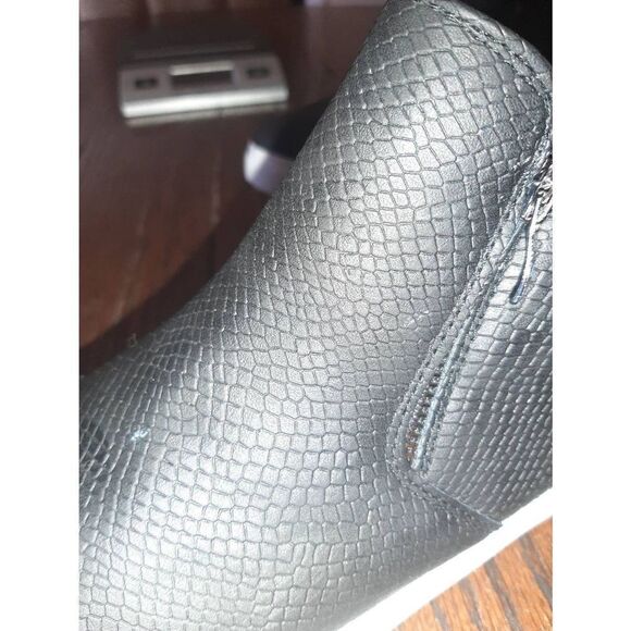 New Size 7 Black Side Zip Booties Shoes Ankle Boots - Picture 5 of 6